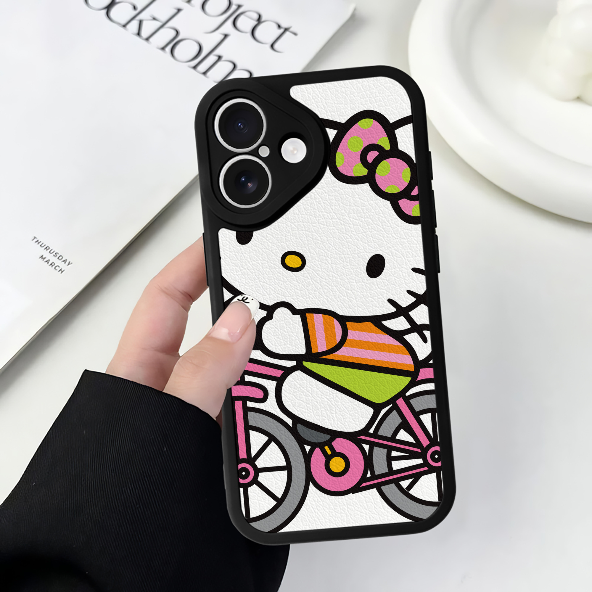（画像用） Hello Kitty ハローキティ 【iPhone 16シリーズ対応】シリコンスマホケース（レザー調） 材質：シリコン